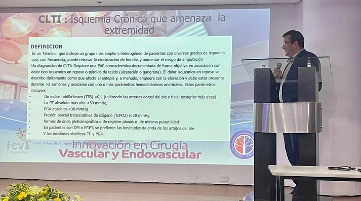 El Dr. Elver Camacho Ángel dictando una conferencia sobre isquemia crónica de las extremidades