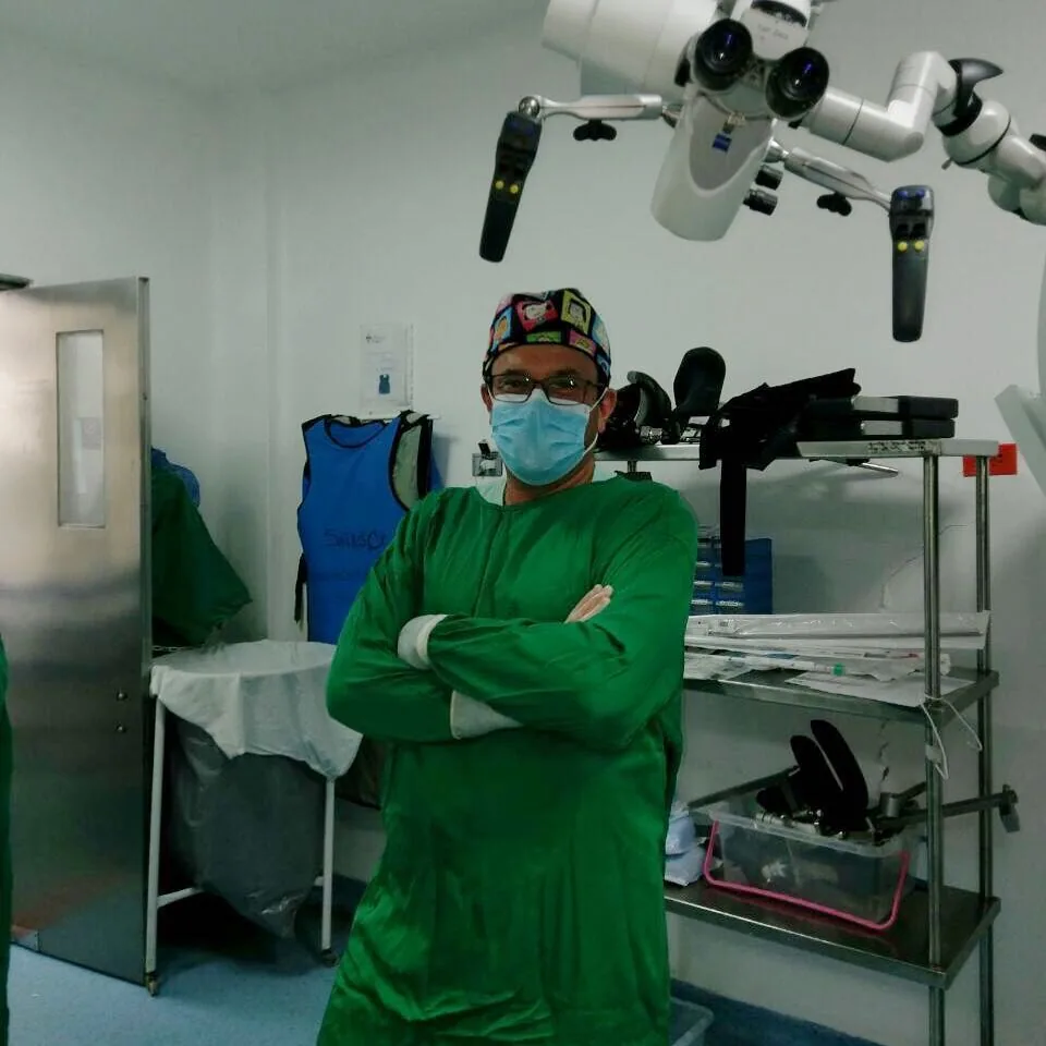 El Dr. Elver Camacho Ángel en la sala de cirugía
